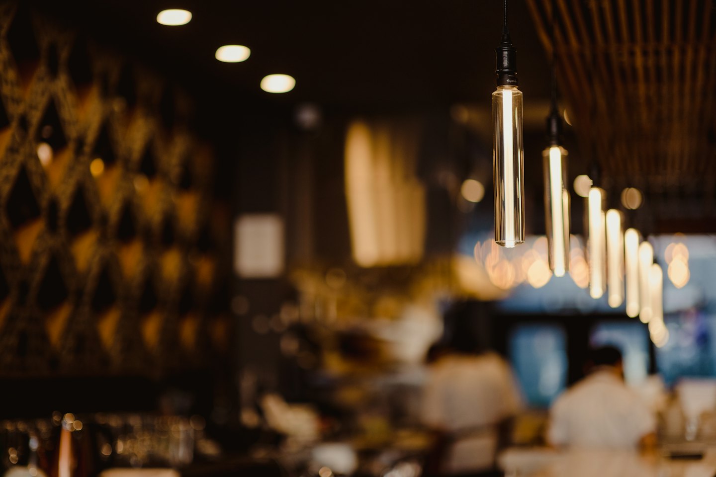 Edison-Glühbirnen hängen über einer modernen Restaurantbar.