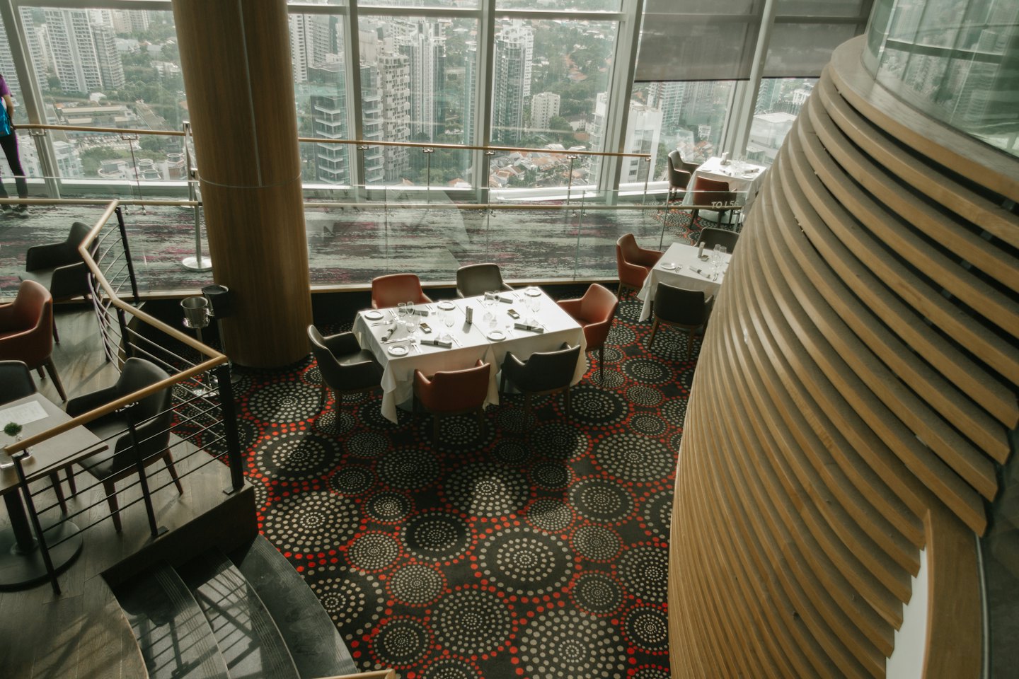 Moderner Restaurant-Speisesaal mit Stadtblick aus den Fenstern.